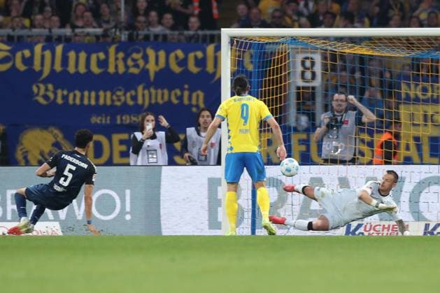 04 04 2025, xtgx, Soccer 2 Bundesliga, Eintracht Braunschweig SC Paderborn 07 emspor, v l goal to 3 2 by Leon Bell Bell Braunschweig, 19 not in picture DFL DFB REGULATIONS PROHIBIT ANY USE OF PHOTOGRAPHS as IMAGE SEQUENCES and or QUASI VIDEO Braunschweig