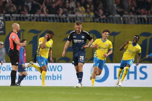 04 04 2025, xtgx, Soccer 2 Bundesliga, Eintracht Braunschweig SC Paderborn 07 emspor, v l jubilation after the goal to 3 2 by Leon Bell Bell Braunschweig, 19 , Sebastian Klaas Paderborn, 26 disappointed, looks disappointed, disappointed DFL DFB REGULATIONS PROHIBIT ANY USE OF PHOTOGRAPHS as IMAGE SEQUENCES and or QUASI VIDEO Braunschweig