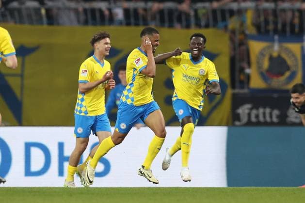 04 04 2025, xtgx, Soccer 2 Bundesliga, Eintracht Braunschweig SC Paderborn 07 emspor, v l jubilation after the goal to 3 2 by Leon Bell Bell Braunschweig, 19 DFL DFB REGULATIONS PROHIBIT ANY USE OF PHOTOGRAPHS as IMAGE SEQUENCES and or QUASI VIDEO Braunschweig