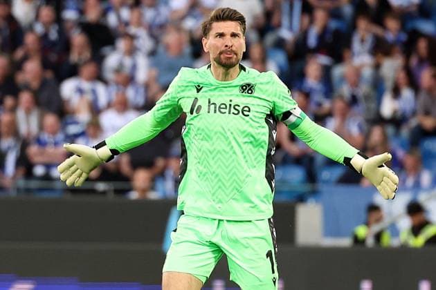 04 04 2025, xrekx, Soccer 2 Bundesliga, Karlsruher SC Hannover 96 v l Ron Robert Zieler Hannover 96 complains to the assistant disappointed, disappointed, looks disappointed, sad, frustrated, dejected, disappointed, sad, frustrated DFL DFB REGULATIONS PROHIBIT ANY USE OF PHOTOGRAPHS as IMAGE SEQUENCES and or QUASI VIDEO Karlsruhe
