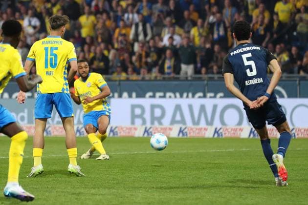 Braunschweig vs Paderborn, 2 BL Braunschweig, 04 04 2025, FOOTBALL Eintracht Braunschweig vs SC Paderborn 07, 2 BL, Season 2024 25 Leon Bell Bell Eintracht Braunschweig scores goal for 3 2 Braunschweig