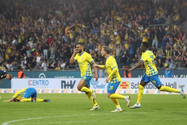 Braunschweig vs Paderborn, 2 BL Braunschweig, 04 04 2025, FOOTBALL Eintracht Braunschweig vs SC Paderborn 07, 2 BL, Season 2024 25 Leon Bell Bell Eintracht Braunschweig celebrates with teammates after his goal for 3 2 Braunschweig