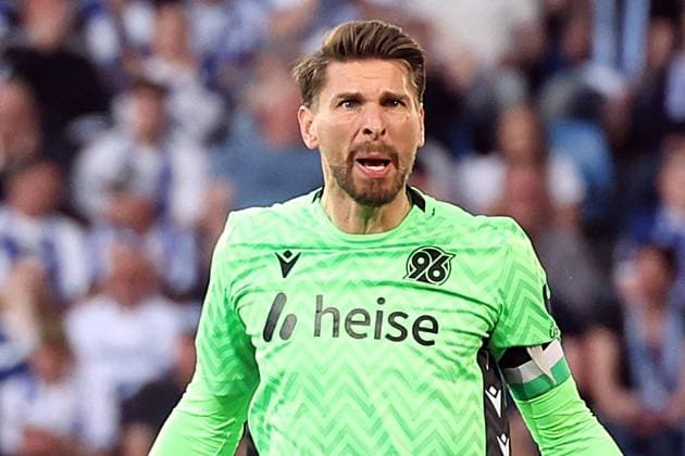 04 04 2025, xrekx, Soccer 2 Bundesliga, Karlsruher SC Hannover 96 v l Ron Robert Zieler Hannover 96 complains to the assistant disappointed, disappointed, looks disappointed, sad, frustrated, dejected, disappointed, sad, frustrated DFL DFB REGULATIONS PROHIBIT ANY USE OF PHOTOGRAPHS as IMAGE SEQUENCES and or QUASI VIDEO Karlsruhe