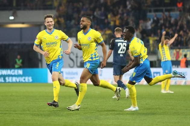 Braunschweig vs Paderborn, 2 BL Braunschweig, 04 04 2025, FOOTBALL Eintracht Braunschweig vs SC Paderborn 07, 2 BL, Season 2024 25 Leon Bell Bell Eintracht Braunschweig celebrates with teammates after his goal for 3 2 Braunschweig