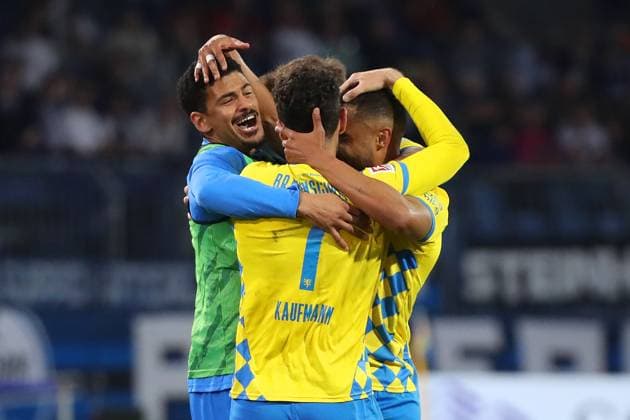 Braunschweig vs Paderborn, 2 BL Braunschweig, 04 04 2025, FOOTBALL Eintracht Braunschweig vs SC Paderborn 07, 2 BL, Season 2024 25 Leon Bell Bell Eintracht Braunschweig celebrates with teammates after his goal for 3 2 Braunschweig