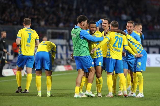 Braunschweig vs Paderborn, 2 BL Braunschweig, 04 04 2025, FOOTBALL Eintracht Braunschweig vs SC Paderborn 07, 2 BL, Season 2024 25 Leon Bell Bell Eintracht Braunschweig celebrates with teammates after his goal for 3 2 Braunschweig