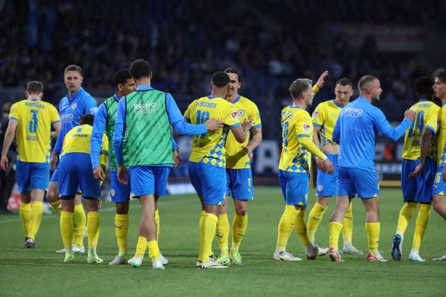 Braunschweig vs Paderborn, 2 BL Braunschweig, 04 04 2025, FOOTBALL Eintracht Braunschweig vs SC Paderborn 07, 2 BL, Season 2024 25 Leon Bell Bell Eintracht Braunschweig celebrates with teammates after his goal for 3 2 Braunschweig