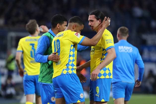 Braunschweig vs Paderborn, 2 BL Braunschweig, 04 04 2025, FOOTBALL Eintracht Braunschweig vs SC Paderborn 07, 2 BL, Season 2024 25 Leon Bell Bell Eintracht Braunschweig celebrates with teammates after his goal for 3 2 Braunschweig