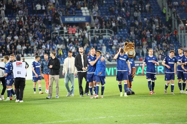 04 04 2025, xrekx, Fußball 2 Bundesliga, Karlsruher SC Hannover 96 v l Die Mannschaft Mannschaft, Spieler, jubeln nach Spielende, Team, Player, celebrate at the end of the match DFL DFB REGULATIONS PROHIBIT ANY USE OF PHOTOGRAPHS as IMAGE SEQUENCES and or QUASI VIDEO Karlsruhe