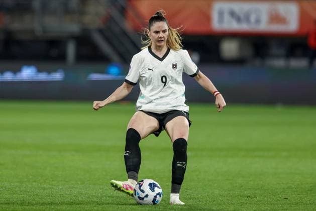 v li Sarah Zadrazil Austria, 9 on the ball, cropped, single image, full body, action, action, game scene, 04 04 2025, Almelo Netherlands , football, UEFA Women s Nations League, Germany Austria xobx