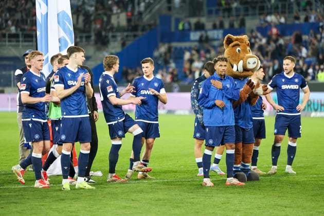 Karlsruher SC after the match , Germany, Soccer, 2 Bundesliga, Matchday, 2024 2025, Karlsruher SC vs Hannover 96, 04 04 2025, BBBank Wildpark, Karlsruhe, Germany DFL REGULATIONS PROHIBIT ANY USE OF PHOTOGRAPHS AS IMAGE SEQUENCES AND OR QUASI VIDEO Karlsruhe BBBank Wildpark Baden Württemberg Germany Copyright: xGrantxHubbsx