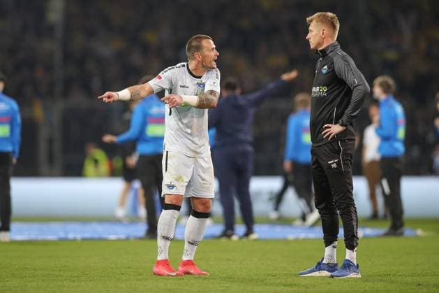 04 04 2025, xtgx, Fußball 2 Bundesliga, Eintracht Braunschweig SC Paderborn 07 emspor, v l Manuel Riemann Paderborn, 1 enttaeuscht, schaut enttaeuscht, niedergeschlagen, disappointed, ärgert sich DFL DFB REGULATIONS PROHIBIT ANY USE OF PHOTOGRAPHS as IMAGE SEQUENCES and or QUASI VIDEO Braunschweig
