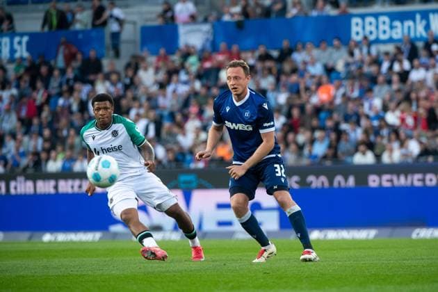 Robin Bormuth Karlsruher SC, 32 in duel with Jessic Ngankam Hannover 96, 07 , GER, Karlsruher SC KSC vs Hannover 96 H96 , Soccer 2 Bundesliga, 28 Matchday, Season 2024 2025, 04 04 2025 DFB DFL regulations prohibit any use of photographs as image sequences and or quasi video GER, Karlsruher SC KSC vs Hannover 96 H96 , Soccer 2 Bundesliga, 28 Matchday, Season 2024 2025, 04 04 2025 Karlsruhe Copyright: xEibner-Pressefoto Memmlerx EP_MMR