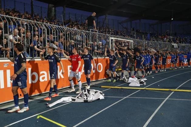 04 04 2025, xtgx, Fussball 2 Bundesliga, Eintracht Braunschweig SC Paderborn 07 emspor, v l Paderborn claps with the fans on the ball, plays the ball DFL DFB REGULATIONS PROHIBIT ANY USE OF PHOTOGRAPHS as IMAGE SEQUENCES and or QUASI VIDEO Braunschweig