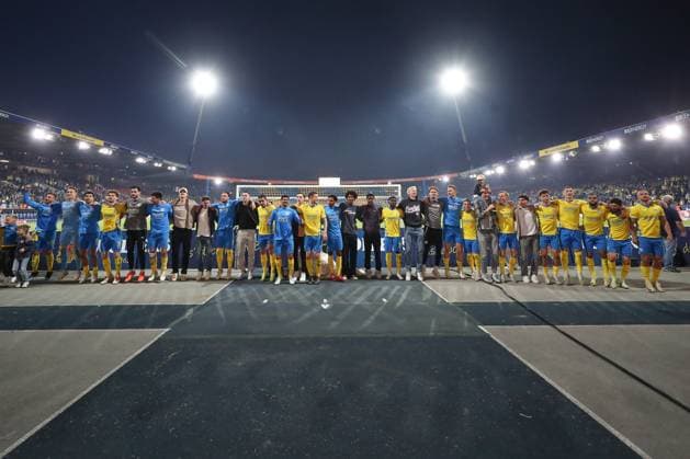 04 04 2025, xtgx, Soccer 2 Bundesliga, Eintracht Braunschweig SC Paderborn 07 emspor, v l Braunschweig jubilation over the victory, jubilation after the end of the match DFL DFB REGULATIONS PROHIBIT ANY USE OF PHOTOGRAPHS as IMAGE SEQUENCES and or QUASI VIDEO Braunschweig