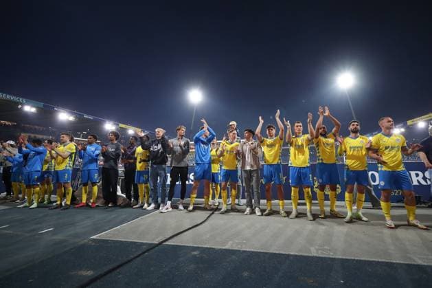 04 04 2025, xtgx, Soccer 2 Bundesliga, Eintracht Braunschweig SC Paderborn 07 emspor, v l Braunschweig jubilation over the victory, jubilation after the end of the match DFL DFB REGULATIONS PROHIBIT ANY USE OF PHOTOGRAPHS as IMAGE SEQUENCES and or QUASI VIDEO Braunschweig
