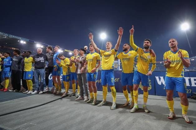 04 04 2025, xtgx, Soccer 2 Bundesliga, Eintracht Braunschweig SC Paderborn 07 emspor, v l Braunschweig jubilation over the victory, jubilation after the end of the match DFL DFB REGULATIONS PROHIBIT ANY USE OF PHOTOGRAPHS as IMAGE SEQUENCES and or QUASI VIDEO Braunschweig