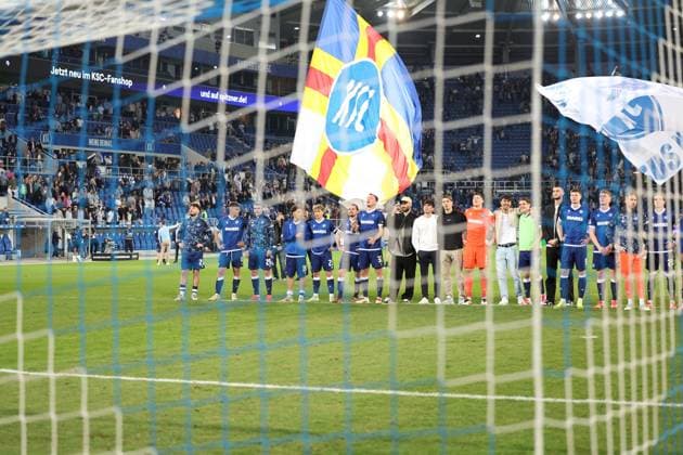 04 04 2025, xrekx, Fußball 2 Bundesliga, Karlsruher SC Hannover 96 v l Die Mannschaft Mannschaft, Spieler, jubeln nach Spielende, Team, Player, celebrate at the end of the match DFL DFB REGULATIONS PROHIBIT ANY USE OF PHOTOGRAPHS as IMAGE SEQUENCES and or QUASI VIDEO Karlsruhe