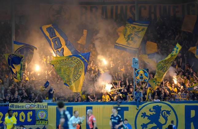 Eintracht Braunschweig fans cheer after the goal to 2 2 GER, Eintracht Braunschweig vs SC Paderborn 07, 2 Bundesliga, 28 Matchday, Season 2024 2025, 04 04 2025 DFL REGULATIONS PROHIBIT ANY USE OF PHOTOGRAPHS AS IMAGE SEQUENCES AND OR QUASI VIDEO GER, Eintracht Braunschweig vs SC Paderborn 07, 2 Bundesliga, 28 Matchday, Season 2024 2025, 04 04 2025 Braunschweig Copyright: xEibner-Pressefoto ScottxColemanx EP_SCN