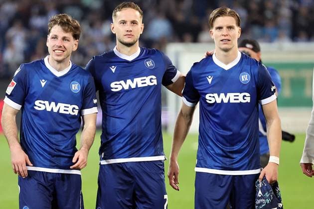 04 04 2025, xrekx, Fußball 2 Bundesliga, Karlsruher SC Hannover 96 v l Leon Jensen Karlsruher SC Christoph Kobald Karlsruher SC Dzenis Burnic Karlsruher SC Mannschaft, Spieler, jubeln nach Spielende, Team, Player, celebrate at the end of the match DFL DFB REGULATIONS PROHIBIT ANY USE OF PHOTOGRAPHS as IMAGE SEQUENCES and or QUASI VIDEO Karlsruhe
