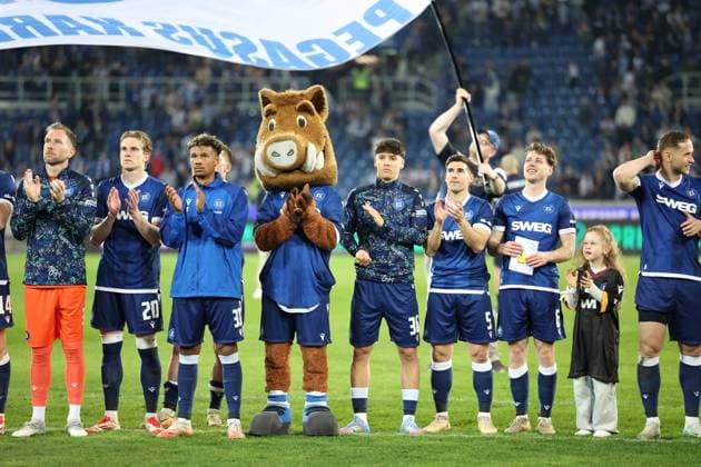 04 04 2025, xrekx, Fußball 2 Bundesliga, Karlsruher SC Hannover 96 v l Die Mannschaft Mannschaft, Spieler, jubeln nach Spielende, Team, Player, celebrate at the end of the match DFL DFB REGULATIONS PROHIBIT ANY USE OF PHOTOGRAPHS as IMAGE SEQUENCES and or QUASI VIDEO Karlsruhe