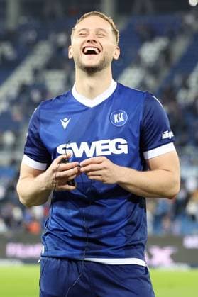 04 04 2025, xrekx, Fussball 2 Bundesliga, Karlsruher SC Hannover 96 v l Christoph Kobald Karlsruher SC lacht, laechelt, positiv, zufrieden, laughs, smiles, positive, satisfied DFL DFB REGULATIONS PROHIBIT ANY USE OF PHOTOGRAPHS as IMAGE SEQUENCES and or QUASI VIDEO Karlsruhe