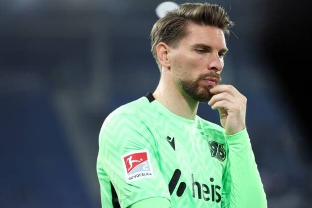 04 04 2025, xrekx, Soccer 2 Bundesliga, Karlsruher SC Hannover 96 v l Ron Robert Zieler Hannover 96 waiting for interview DFL DFB REGULATIONS PROHIBIT ANY USE OF PHOTOGRAPHS as IMAGE SEQUENCES and or QUASI VIDEO Karlsruhe
