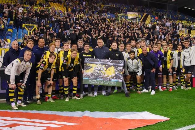 2025-04-04 Vitesse v Jong AZ - Dutch Keuken Kampioen Divisie ARNHEM, NETHERLANDS - APRIL 4: Head Coach John van de Brom of Vitesse and Vitesseplayers with a board for the support during the Dutch Keuken Kampioen Divisie match between Vitesse and Jong AZ at Stadion Gelredome on April 4, 2025 in Arnhem, Netherlands. Arnhem Stadion Gelredome Netherlands Content not available for redistribution in The Netherlands directly or indirectly through any third parties. Copyright: xBenxGalx