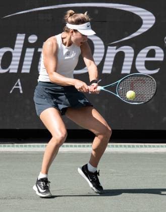 TENNIS 2025: Credit One Charleston Open APRIL 04 April 4, 2025: Anna Kalinskaya (USA) loses to Sofia Kenin (USA) 6-4, 6-3, at the Credit One Charleston Open being played at Credit One Staduim in Charleston, South Carolina, {USA} Ã‚ÂLeslie Billman Tennisclix (Credit Image: Â Leslie Billman Cal Media) Charleston South Carolina USA EDITORIAL USE ONLY Copyright: xx ZUMA-20250404_zma_c04_048.jpg LesliexBillmanx csmphotothree372637