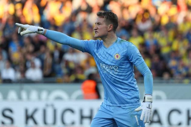 Braunschweig vs Paderborn, 2 BL Braunschweig, 04 04 2025, FOOTBALL Eintracht Braunschweig vs SC Paderborn 07, 2 BL, Season 2024 25 Goalkeeper Ron Thorben Hoffmann Eintracht Braunschweig Braunschweig