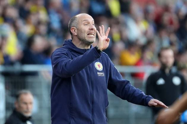 Braunschweig vs Paderborn, 2 BL Braunschweig, 04 04 2025, FOOTBALL Eintracht Braunschweig vs SC Paderborn 07, 2 BL, Season 2024 25 Head coach Daniel Scherning Eintracht Braunschweig , loudly on the sideline, gesticulating Braunschweig