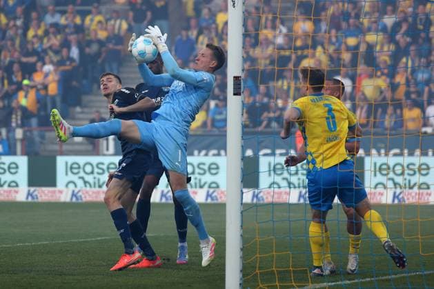 Braunschweig vs Paderborn, 2 BL Braunschweig, 04 04 2025, FOOTBALL Eintracht Braunschweig vs SC Paderborn 07, 2 BL, Season 2024 25 Goalkeeper Ron Thorben Hoffmann Eintracht Braunschweig Braunschweig