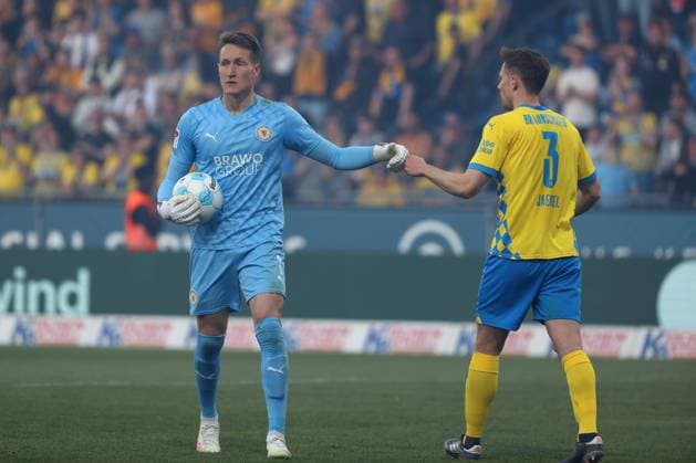 Braunschweig vs Paderborn, 2 BL Braunschweig, 04 04 2025, FOOTBALL Eintracht Braunschweig vs SC Paderborn 07, 2 BL, Season 2024 25 Goalkeeper Ron Thorben Hoffmann Eintracht Braunschweig , Paul Jaeckel Eintracht Braunschweig Braunschweig
