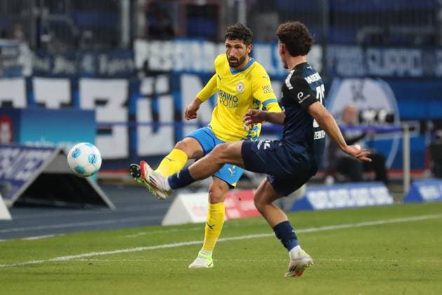 Braunschweig vs Paderborn, 2 BL Braunschweig, 04 04 2025, FOOTBALL Eintracht Braunschweig vs SC Paderborn 07, 2 BL, Season 2024 25 Fabio Kaufmann Eintracht Braunschweig , Tjark Lasse Scheller SC Paderborn Braunschweig