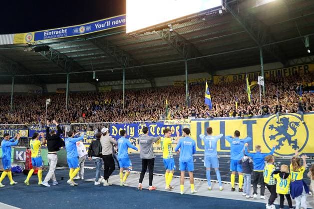Braunschweig vs Paderborn, 2 BL Braunschweig, 04 04 2025, FOOTBALL Eintracht Braunschweig vs SC Paderborn 07, 2 BL, Season 2024 25 Final cheer in front of the Eintracht Braunschweig Fankurve Braunschweig