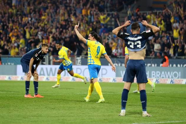 Braunschweig vs Paderborn, 2 BL Braunschweig, 04 04 2025, FOOTBALL Eintracht Braunschweig vs SC Paderborn 07, 2 BL, Season 2024 25 Rayan Philippe Eintracht Braunschweig cheers goal by Leon Bell Bell Eintracht Braunschweig to 3 2 Braunschweig