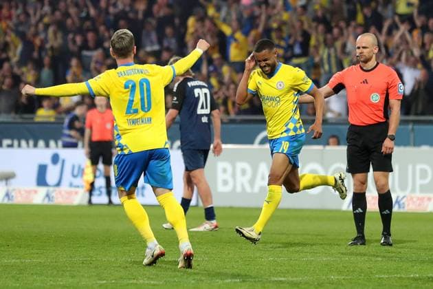 Braunschweig vs Paderborn, 2 BL Braunschweig, 04 04 2025, FOOTBALL Eintracht Braunschweig vs SC Paderborn 07, 2 BL, Season 2024 25 Leon Bell Bell Eintracht Braunschweig celebrates after his goal for 3 2 Braunschweig