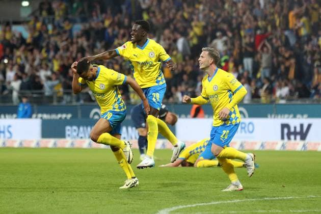 Braunschweig vs Paderborn, 2 BL Braunschweig, 04 04 2025, FOOTBALL Eintracht Braunschweig vs SC Paderborn 07, 2 BL, Season 2024 25 Leon Bell Bell Eintracht Braunschweig cheers with Richmond Tachie Eintracht Braunschweig , Lino Tempelmann Eintracht Braunschweig after his goal for 3 2 Braunschweig