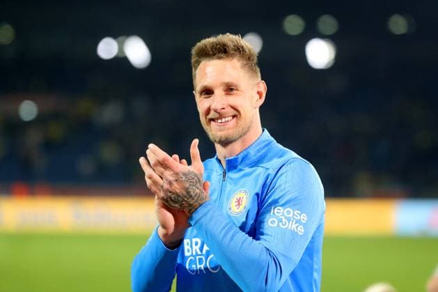 Braunschweig vs Paderborn, 2 BL Braunschweig, 04 04 2025, FOOTBALL Eintracht Braunschweig vs SC Paderborn 07, 2 BL, Season 2024 25 Sebastian Polter Eintracht Braunschweig thanks the fans Braunschweig