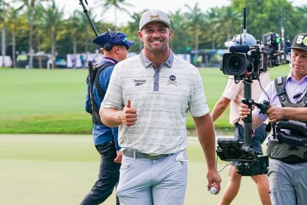 April 4, 2025, Doral, Florida, USA: Bryson DeChambeau (R) of Crushers GC gives a thumbs up on the 18th green after the first round of LIV Golf Miami at Trump National Doral. Doral USA - ZUMAw109 20250404_fap_w109_020 Copyright: xDebbyxWongx