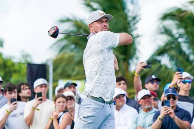 April 4, 2025, Doral, Florida, USA: Bryson DeChambeau of Crushers GC tees off the 18th hole during the first round of LIV Golf Miami at Trump National Doral. Doral USA - ZUMAw109 20250404_fap_w109_013 Copyright: xDebbyxWongx