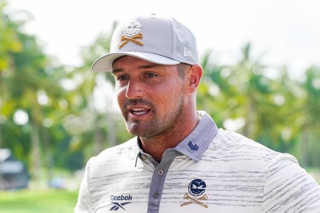 April 4, 2025, Doral, Florida, USA: Bryson DeChambeau (R) of Crushers GC speaks to the media on the 18th green after the first round of LIV Golf Miami at Trump National Doral. Doral USA - ZUMAw109 20250404_fap_w109_014 Copyright: xDebbyxWongx