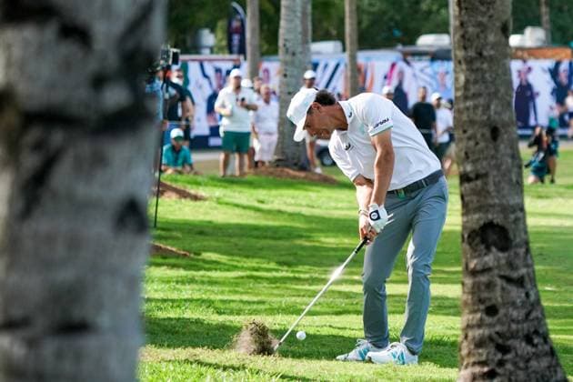 April 4, 2025, Doral, Florida, USA: Joaquin Niemann of Torque GC hits out of the rough on the 18th hole during the first round of LIV Golf Miami at Trump National Doral. Doral USA - ZUMAw109 20250404_fap_w109_019 Copyright: xDebbyxWongx