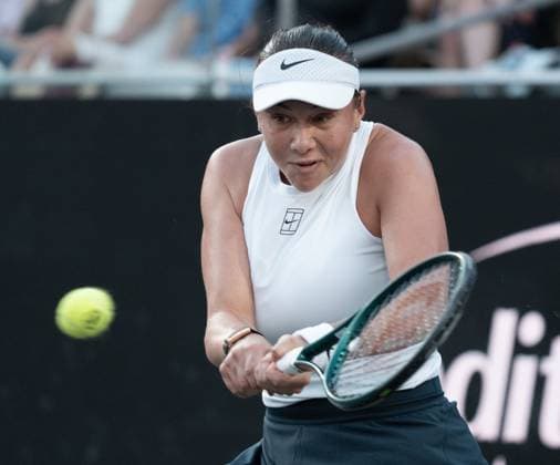 TENNIS 2025: Credit One Charleston Open APRIL 04 April 4, 2025: Amanda Anisimova (USA) defeated Emma Navarro (USA) 7-6, 7(7)-6(1) at the Credit One Charleston Open being played at Credit One Staduim in Charleston, South Carolina USA ÂLeslie Billman Tennisclix (Credit Image: Leslie Billman Cal Media) Charleston South Carolina USA EDITORIAL USE ONLY Copyright: xx ZUMA-20250404_zma_c04_124.jpg LesliexBillmanx csmphotothree372700