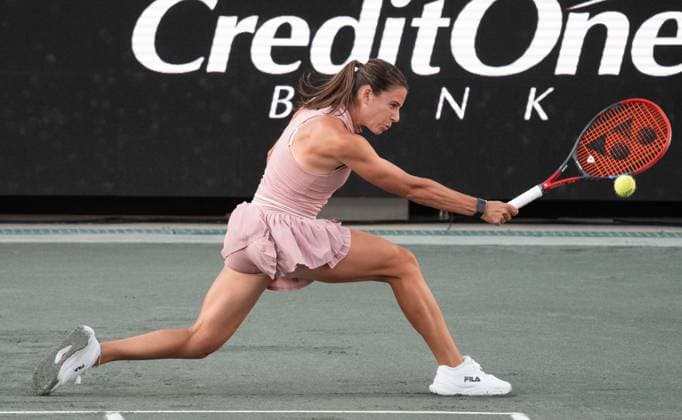 TENNIS 2025: Credit One Charleston Open APRIL 04 April 4, 2025: Emma Navarro (USA) loses to Amanda Anisimova (USA) 7-6, 7(7)-6(1), at the Credit One Charleston Open being played at Credit One Staduim in Charleston, South Carolina, {USA} Ã‚ÂLeslie Billman Tennisclix (Credit Image: Â Leslie Billman Cal Media) Charleston South Carolina USA EDITORIAL USE ONLY Copyright: xx ZUMA-20250404_zma_c04_118.jpg LesliexBillmanx csmphotothree372705