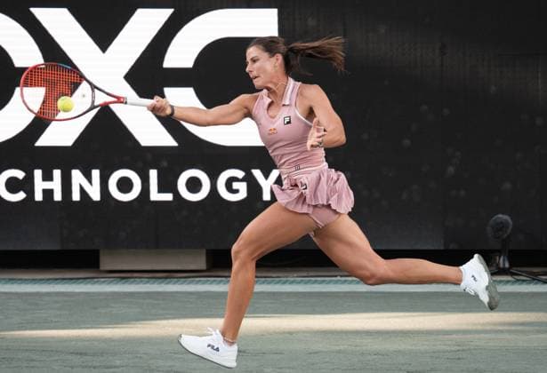 TENNIS 2025: Credit One Charleston Open APRIL 04 April 4, 2025: Emma Navarro (USA) loses to Amanda Anisimova (USA) 7-6, 7(7)-6(1), at the Credit One Charleston Open being played at Credit One Staduim in Charleston, South Carolina, {USA} Ã‚ÂLeslie Billman Tennisclix (Credit Image: Â Leslie Billman Cal Media) Charleston South Carolina USA EDITORIAL USE ONLY Copyright: xx ZUMA-20250404_zma_c04_130.jpg LesliexBillmanx csmphotothree372711