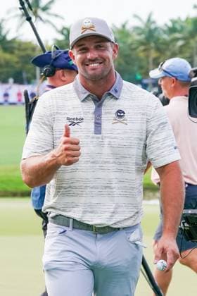 April 4, 2025, Doral, Florida, USA: BRYSON DECHAMBEAU (R) of Crushers GC gives a thumbs up on the 18th green after the first round of LIV Golf Miami at Trump National Doral. DeChambeau is tied for second place. Doral USA - ZUMAw109 20250404_fap_w109_006 Copyright: xDebbyxWongx