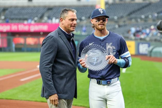 MLB, Baseball Herren, USA 2025: Orioles Vs Royals APR 04 April 4, 2025: Kansas City Royals general manager J.J. Piccolo, left, presents a Heart and Hustle award to Kansas City Royals shortstop Bobby Witt Jr. (7) before an MLB baseball game against the Baltimore Orioles at Kauffman Stadium in Kansas City, MO. David Smith CSM (Credit Image: Â David Smith Cal Media) Kansas City Mo United States of America EDITORIAL USE ONLY Copyright: xx ZUMA-20250404_zma_c04_149.jpg DavidxSmithx csmphotothree372732