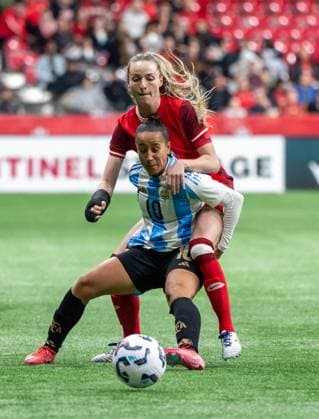 Fußball, Frauen Länderspiel, Kanada - Argentinien April 4, 2025, Vancouver, Bc, CANADA: Canada s Gabrielle Carle, back, and Argentina s Dalila Ippolito (10) vie for the ball during the first half of an International Friendly, Länderspiel, Nationalmannschaft soccer match in Vancouver, on Friday, April 4, 2025. Canada News - April 4, 2025 - ZUMAc35_ 20250404_zaf_c35_094 Copyright: xEthanxCairnsx