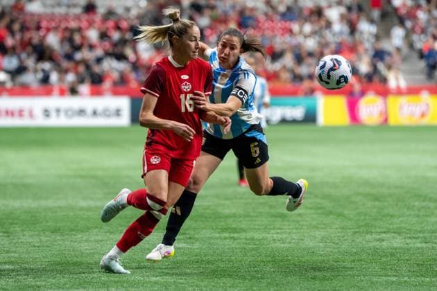 Fußball, Frauen Länderspiel, Kanada - Argentinien April 4, 2025, Vancouver, Bc, CANADA: Canada s Janine Sonis (16) and Argentina s Aldana Cometti (6) vie for the ball during the first half of an International Friendly, Länderspiel, Nationalmannschaft soccer match in Vancouver, on Friday, April 4, 2025. Canada News - April 4, 2025 - ZUMAc35_ 20250404_zaf_c35_095 Copyright: xEthanxCairnsx